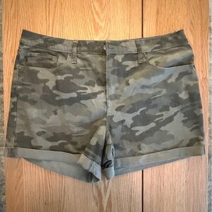 Universal Thread High Rise Camo Shorts – Size 16 / 33 – Like New